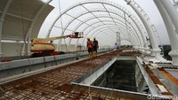Pekerja melakukan proses pembangunan Stasiun LRT TMII, Jakarta, Senin (14/1/2019).