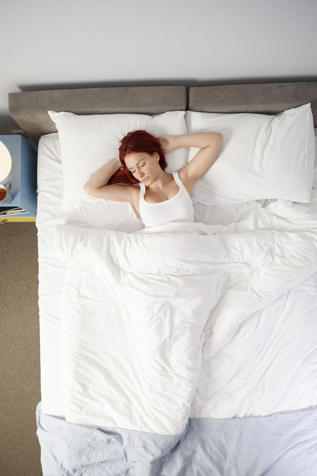 Tidur terlentang dengan kedua tangan di antara kepala. Jika ini posisi tidur favoritmu, maka kamu pribadi yang menjadikan teman dekat sebagai prioritas dan akan melakukan apa saja untuk membantu saat kesusahan. Kamu termasuk orang dengan pemikiran positif dan ceria. Foto: iStock