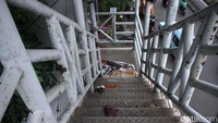 Kondisi JPO juga kotor dengan sampah.