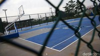 Alun-alun juga dilengkapi dengan fasilitas seperti musala, lapangan basket, lapangan futsal, toilet, dan tribun penonton.