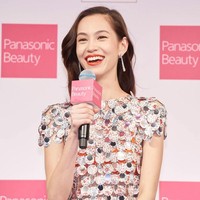 Seperti dikutip dari Fashion Headline Japan, Kiko Mizuhara berhasil menembus dunia modelling internasional pada 2014 yaitu di Paris. Setelah itu kariernya semakin berkibar. Dia sudah melenggang di berbagai pekan mode mulai dari New York, London hingga Milan Fashion Week. Foto-foto dirinya pun sudah menghiasi majalah fashion ternama dunia Vogue yang dirilis di berbagai negara. Foto: Dok. Getty Images, Instagram
