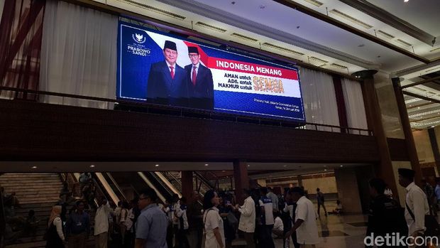 Pendukung Mulai Padati JCC Menanti Pidato Prabowo 'Indonesia Menang'