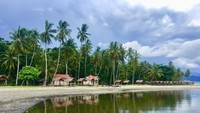 Polewali Mandar punya wisata pantai cantik bernama Pantai Mampie. Pantai sepanjang 3 km ini asyik buat liburan. (Abdy Fabriady/detikTravel)