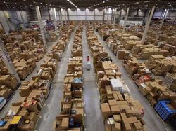 Gudang Raksasa Amazon yang Bikin Jeff Bezos Terkaya di Dunia