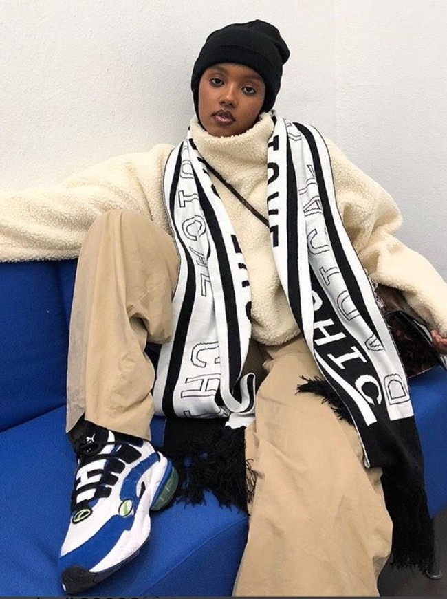 Seperti ciri khas gaya hypebeast lainnya, Salma sering memadupadankan oversized jacket dengan sneakers. Tak jarang ia pun memakai aksesori seperti topi, kaca mata, hingga jepit rambut. Foto: Instagram/salmajj