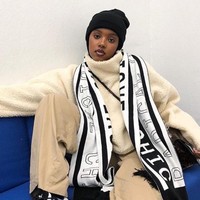 Seperti ciri khas gaya hypebeast lainnya, Salma sering memadupadankan oversized jacket dengan sneakers. Tak jarang ia pun memakai aksesori seperti topi, kaca mata, hingga jepit rambut. Foto: Instagram/salmajj