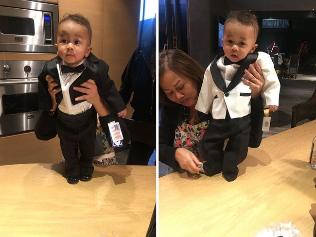 Miles, putra John dan Chrissy yang berusia 7 bulan memiliki dua opsi tuksedo malam itu. Super cute! Foto: Instagram Chrissy Teigen