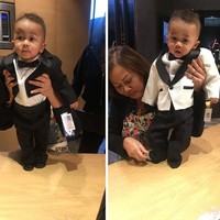 Miles, putra John dan Chrissy yang berusia 7 bulan memiliki dua opsi tuksedo malam itu. Super cute! Foto: Instagram Chrissy Teigen