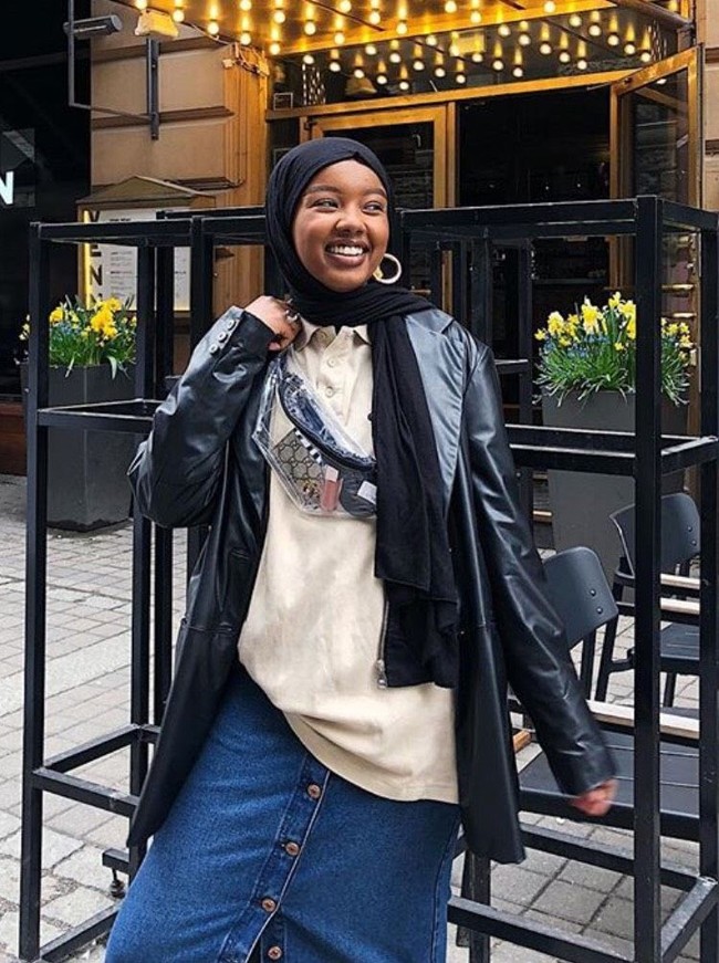 Tak jarang, ia tampil mengenakan anting. Ia memadukan anting dengan pashmina dan tampil berbeda. Salma mengaku ia memang menyukai fashion sejak kecil. Foto: Instagram/salmajj