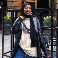 Tak jarang, ia tampil mengenakan anting. Ia memadukan anting dengan pashmina dan tampil berbeda. Salma mengaku ia memang menyukai fashion sejak kecil. Foto: Instagram/salmajj