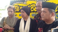 Sahabat-sahabat Robby Tumewu turut hadir, di antaranya Debby Sahertian, Hary de Fretes dan Ferina Widodo. Foto: Vey/detikHOT