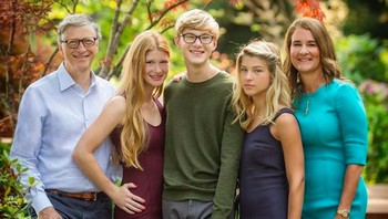 Sudah pasti pula mereka hidup bergelimang harta karena sang ayah saat ini kekayaannya di kisaran USD 120 miliar, hanya kalah dari Jeff Bezos. Foto: Instagram