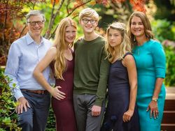 Remaja Cantik Ini Anak Bungsu Bill Gates