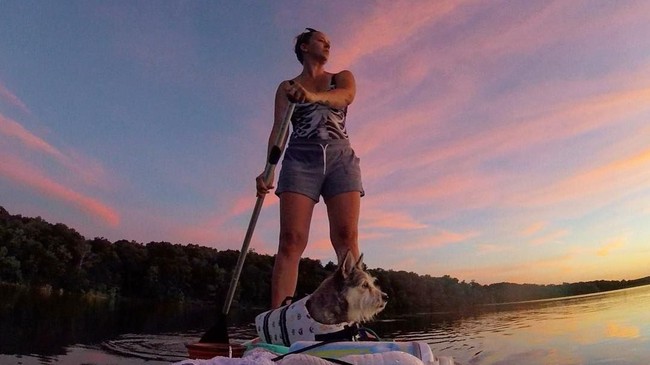Wanita asal Kansas City, Missouri ini pertama kali mulai hiking (dengan pakaian) setelah hubungan asmaranya putus pada tahun 2015. Namun, setelah temannya bercanda menyarankan dirinya harus mengambil foto menantang, Megan mulai mengunggah fotonya tanpa busana untuk pertama kali saat perjalanan ke California pada Juli 2016. Foto: Instagram @holdon2yerbutts