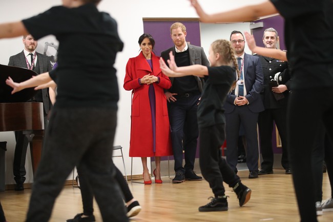 Meghan dikenal sebagai pelanggan loyal dari brand tersebut. Untuk coat tersebut, Meghan memiliki tiga buah dalam warna yang berbeda-beda. Coat yang berwarna coklat pernah dipakai Meghan saat merayakan Natal bersama keluarga Kerajaan Inggris pada 2017 silam. (Foto: Getty Images)