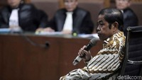 Selain itu, Idrus juga disebut jaksa, membantu Eni meminta uang kepada Kotjo untuk kepentingan suami Eni maju sebagai calon Bupati Temanggung. Jaksa menyebut Idrus aktif mengirim pesan WhatsApp kepada Kotjo untuk meminta uang.