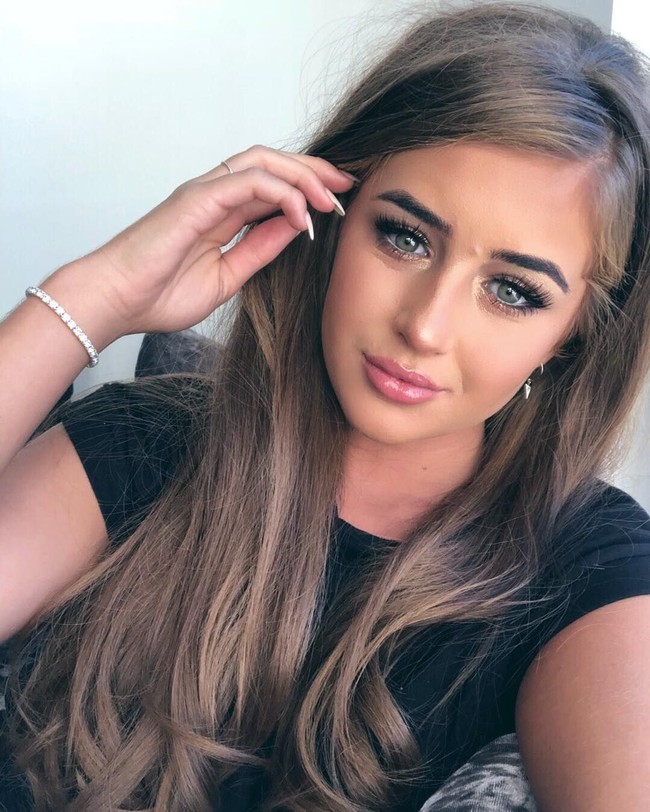 Sebelum populer menjadi selebriti dan selebgram, Georgia Steel merupakan pelayan bar yang berasal dari London. Sejak Juni 2018, Georgia mengikuti reality show Love Island dan namanya kian populer. Foto: Instagram