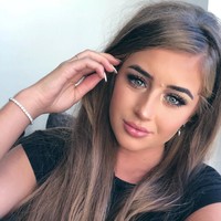 Sebelum populer menjadi selebriti dan selebgram, Georgia Steel merupakan pelayan bar yang berasal dari London. Sejak Juni 2018, Georgia mengikuti reality show Love Island dan namanya kian populer. Foto: Instagram