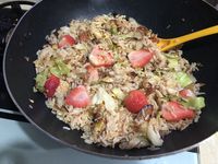 Politisi Malaysia Dikritik Gara-gara Racik Nasi Goreng Pakai Stroberi