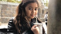Lova baru saja habiskan liburan tahun baru ke Jepang. Di sana ia mampir ke Universal Studio untuk cicip butterbeer. Eits! Minuman ini nggak ada kandungan alkoholnya kok. Foto: Instagram lova_taulany