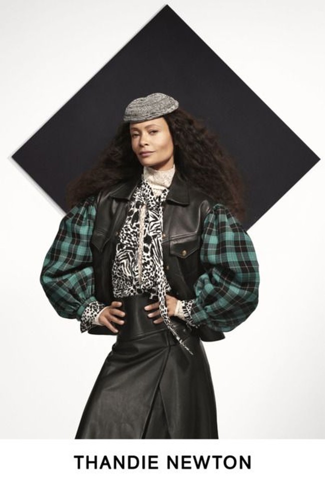 Thandie Newton turut menebar pesonanya di katalog ini. Bintang serial Westworld ini tampil stylish dalam balutan jaket tartan bervolume nan edgy. (Foto: Dok. Louis Vuitton)