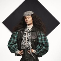 Thandie Newton turut menebar pesonanya di katalog ini. Bintang serial Westworld ini tampil stylish dalam balutan jaket tartan bervolume nan edgy. (Foto: Dok. Louis Vuitton)