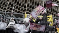 Sejumlah kelompok yang terdiri dari Greenpeace, Auriga, Jatam, dan ICW menggelar aksi teatrikal di depan gedung Bawaslu, Jakarta, Selasa (15/1/2019).