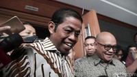 Idrus meninggalkan Pengadilan Tipikor sambil terus tersenyum.