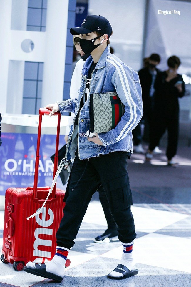 Gaya Kang Daniel di bandara lagi-lagi meneriakkan brand kenamaan. Kali ini ia tampak menenteng koper Supreme dan tas Gucci sambil mengenakan sandal Balenciaga seharga Rp 10 juta yang dipadu menarik dengan kaus kaki Vetements Rp 1 jutaan. Foto: Fansite