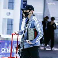 Gaya Kang Daniel di bandara lagi-lagi meneriakkan brand kenamaan. Kali ini ia tampak menenteng koper Supreme dan tas Gucci sambil mengenakan sandal Balenciaga seharga Rp 10 juta yang dipadu menarik dengan kaus kaki Vetements Rp 1 jutaan. Foto: Fansite