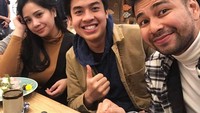 Jerome Polin, YouTuber asal Surabaya yang tinggal di Jepang. Bikin vlog bareng Raffi dan Nagita, Jerome terlihat sedang makan bersama ditraktir Raffi Ahmad. Mantappu jiwa! Foto: Instagram@jeromepolin