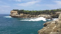 Harga tiket masuk untuk menikmati keindahan Pantai Klayar cukup terjangkau, yakni Rp 10.000 untuk dewasa dan Rp 5.000 untuk anak-anak. Sedangkan untuk parkir kendaraan roda dua dikenakan biaya Rp 2.000 dan untuk kendaraan roda empat dikenakan biaya Rp 5.000. (Purwo S/detikTravel)