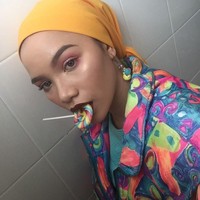 Sosok yang paling edgy di antara lima saudara perempuan itu adalah Rifqa Malsyita. Masih belajar berhijab, Rifqa memutuskan untuk memakai turban di kesehariannya. Ia pun senang tampil unik. Foto: Instagram Rifqa Malsyita