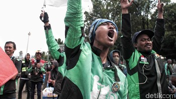 Mereka menggelar aksi dengan mengenakan jaket ojek online.