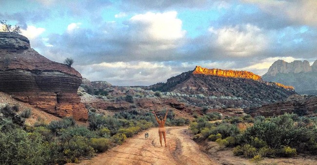 Mulai tahun 2016, manajer klinik hewan ini melakukan perjalanan reguler ke hutan belantara, berjalan-jalan di taman nasional dan berpose tanpa busana. Megan pun menjelaskan keputusannya untuk mulai menanggalkan pakaiannya saat travelling ke tempat-tempat indah. Foto: Instagram @holdon2yerbutts