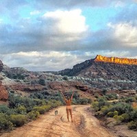 Mulai tahun 2016, manajer klinik hewan ini melakukan perjalanan reguler ke hutan belantara, berjalan-jalan di taman nasional dan berpose tanpa busana. Megan pun menjelaskan keputusannya untuk mulai menanggalkan pakaiannya saat travelling ke tempat-tempat indah. Foto: Instagram @holdon2yerbutts