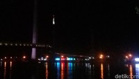 Jembatan ikon wisata Gentala Arasy kebanggaan warga Jambi tersebut terlihat gelap tanpa hiasan lampu penerangan. (Ferdi-detik)
