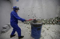 Di ruangan ini kamu bisa hancurkan beragam benda sampai tidak bersisa. (Jason Lee/Reuters) Di ruangan ini kamu bisa hancurkan beragam benda sampai tidak bersisa. (Jason Lee/Reuters)