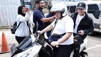 Para wartawan hendak menanyakan kabar soal adiknya tersebut namun tak ada jawaban dari Billy. Pool/Palevi S/detikFoto.