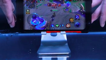 Kala dicoba memainkan game di bawah air. Ulefone Armor 6 memakai sistem operasi Android 8.1 Oreo. Tampaknya, ia bisa jadi alternatif menarik bagi yang suka ponsel gahar. Foto: Ulefone