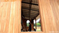 Sejumlah pekerja nampak sibuk menyelesaikan pekerjaan membangun rumah khas Betawi.