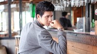 Ammar Zoni baru-baru ini melamar Irish Bella. Bagi yang sedih, tak perlu khawatir. Karena Ammar punya adik yang tak kalah tampan dan menawan. Ini pose Aditya Zoni saat tengah nongkrong di sebuah kafe. Foto: Instagram @real_aditya1