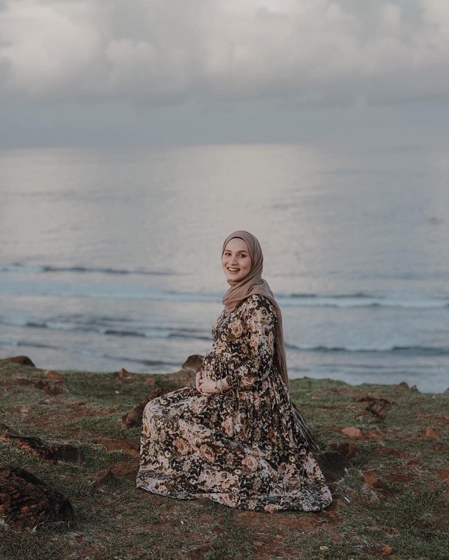 Busana seperti ini bisa jadi pilihan tepat, asalkan bahan yang dipilih lembut dan tidak terlalu tebal. Aksen tali temali di bagian perut juga bisa memberikan dimensi tubuh yang cantik. Foto: Bastian Najich (Instagram @alineapict)