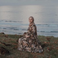 Busana seperti ini bisa jadi pilihan tepat, asalkan bahan yang dipilih lembut dan tidak terlalu tebal. Aksen tali temali di bagian perut juga bisa memberikan dimensi tubuh yang cantik. Foto: Bastian Najich (Instagram @alineapict)