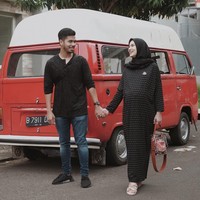 Ciri khas busana oversized yang selalu ia pilih adalah potongan drop shoulder dengan lebar dada yang fleksibel. Potongan seperti ini juga sedang hits di kalangan hijabers karena bisa dipakai oleh banyak ukuran. Foto: Instagram/Dwihandaanda