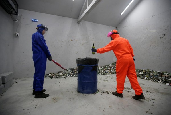 Inilah layanan yang disediakan oleh Smash, yang dikenal sebagai anger room di Beijing. (Jason Lee/Reuters) Inilah layanan yang disediakan oleh Smash, yang dikenal sebagai anger room di Beijing. (Jason Lee/Reuters)