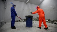 Pengunjung diberi palu atau tongkat bisbol. Mereka bisa menghancurkan aneka benda seperti botol, TV, mobil tua dan benda-benda lainnya. Bahkan kamu juga boleh membawa sendiri benda yang ingin dihancurkan (Jason Lee/Reuters)