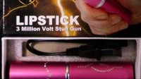 Terlihat seperti lipstik biasa bukan? Jangan terkecoh, ini adalah alat kejut yang menyerupai lipstik. Pistol sentrum listrik ini punya daya 3 juta Volt yang ditemukan di Bandara Internasional San Diego. (tsa/Instagram)