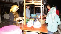 Saat momen piala dunia, Mbak Yuni menggelar nobar bersama warga. Ia juga menyediakan kuliner ala angkringan. Ia pun turut andil mencicip makanannya. Foto: instagram @mbakyuni_sragen