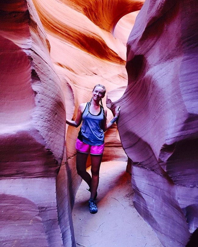 Megan Marie memutuskan untuk menggunakan waktunya dengan perjalanan ke berbagai tempat setelah hubungan asmaranya gagal. Setelah menemukan dirinya jatuh cinta dengan hobi di luar ruangan yang tak biasa, ia pun mulai mendaki gunung dan berpose telanjang di tempat-tempat yang menakjubkan untuk membuat mantan pacarnya cemburu. Foto: Instagram @holdon2yerbutts